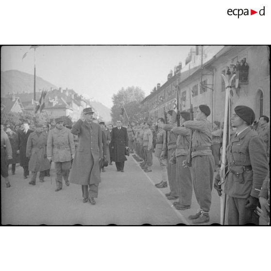 A l'occasion de sa venue à Albertville, le général de Gaulle passe devant les troupes qui lui rendent les honneurs.