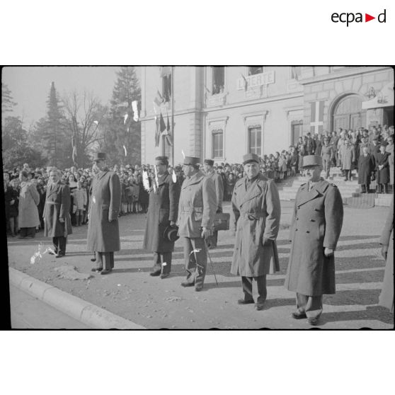 Lors de sa visite à Albertville, le général de Gaulle salue les troupes qui défilent dans les rues.