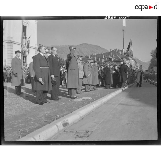 Lors de sa visite à Albertville, le général de Gaulle salue les troupes qui défilent dans les rues.