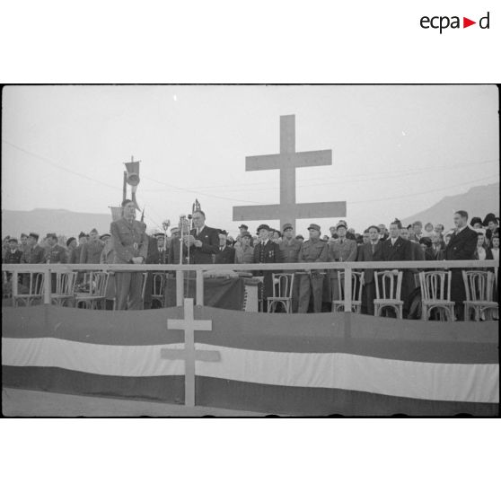 Allocution du maire de Grenoble Frédéric Lafleur lors de la remise de l'Ordre de la Libération à la ville par le général de Gaulle.