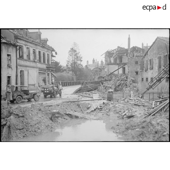 Des véhicules légers du sous-groupement Rouvillois, du groupement tactique Dio (GTD), de la 2e division blindée (2e DB) se trouvent dans Strasbourg en ruine.