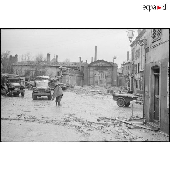 Des véhicules du sous-groupement Rouvillois, du groupement tactique Dio (GTD), de la 2e division blindée (2e DB) se trouvent dans Strasbourg en ruine.