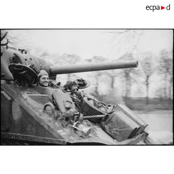 Pilote et co-pilote d'un char Sherman M4 A2 de la 2e DB.<br>12e Cuir ?