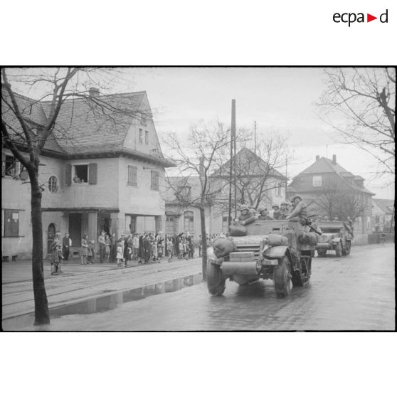 Les convois de la 2e DB (division blindée) passent dans Strasbourg le 23 novembre 1944 : ici, des half-tracks du RMT, acclamés à leur passage par la population libérée.