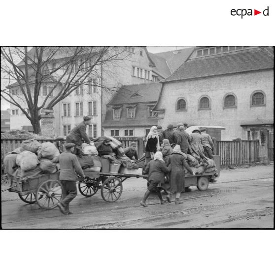 A Neudorf, avenue Jean Jaurès, les habitants du quartier du Port du Rhin (des ouvriers, polonais ou ukrainiens, requis par les autorités occupantes), se replient vers le centre de Strasbourg.