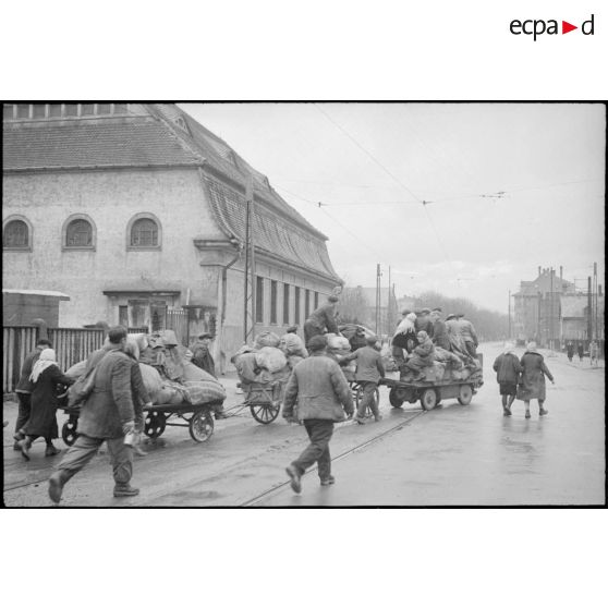 A Neudorf, avenue Jean Jaurès, les habitants du quartier du Port du Rhin (des ouvriers, polonais ou ukrainiens, requis par les autorités occupantes), se replient vers le centre de Strasbourg.