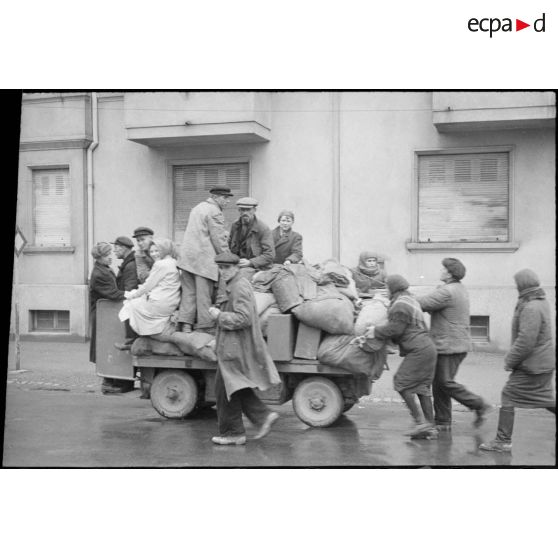 A Neudorf, avenue Jean Jaurès, les habitants du quartier du Port du Rhin (des ouvriers, polonais ou ukrainiens, requis par les autorités occupantes), se replient vers le centre de Strasbourg.