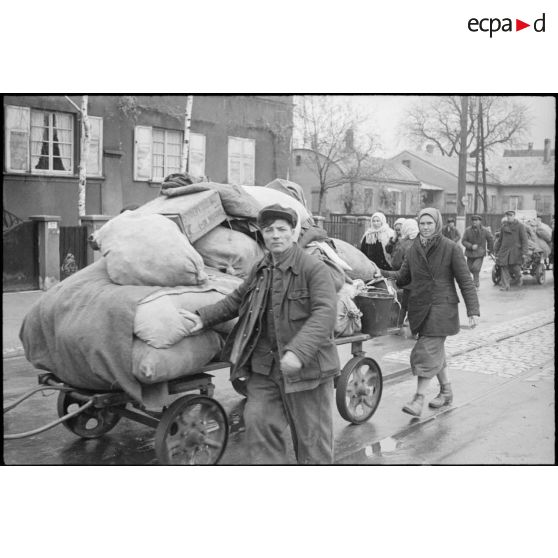 A Neudorf, avenue Jean Jaurès, les habitants du quartier du Port du Rhin (des ouvriers, polonais ou ukrainiens, requis par les autorités occupantes), se replient vers le centre de Strasbourg.