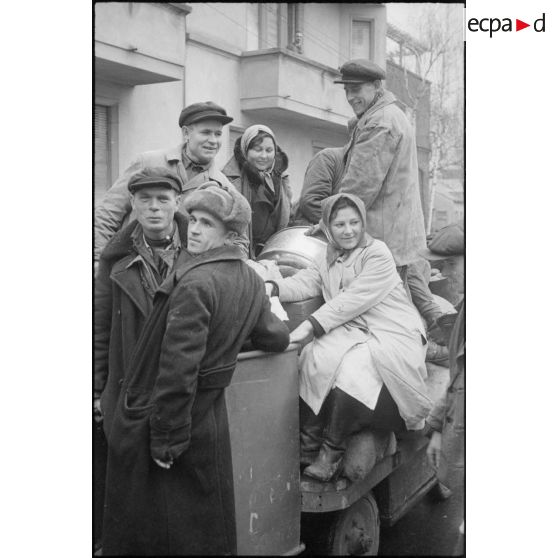 A Neudorf, avenue Jean Jaurès, les habitants du quartier du Port du Rhin (des ouvriers, polonais ou ukrainiens, requis par les autorités occupantes), se replient vers le centre de Strasbourg.