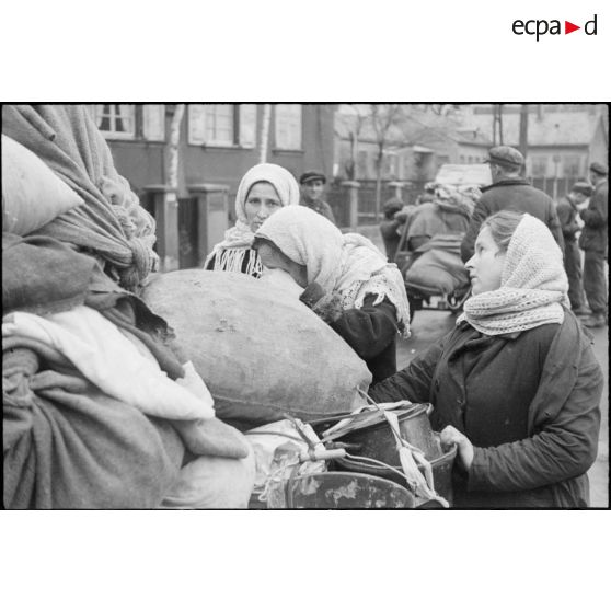 A Neudorf, avenue Jean Jaurès, les habitants du quartier du Port du Rhin (des ouvriers, polonais ou ukrainiens, requis par les autorités occupantes), se replient vers le centre de Strasbourg.