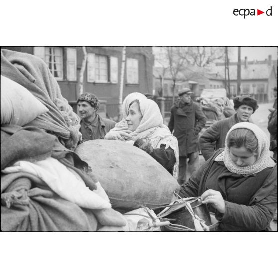 A Neudorf, avenue Jean Jaurès, les habitants du quartier du Port du Rhin (des ouvriers, polonais ou ukrainiens, requis par les autorités occupantes), se replient vers le centre de Strasbourg.