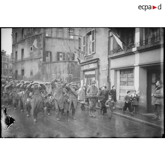 Reddition des soldats allemands de la 462 Volksgrenadier division aux Américains dans une rue de Metz.