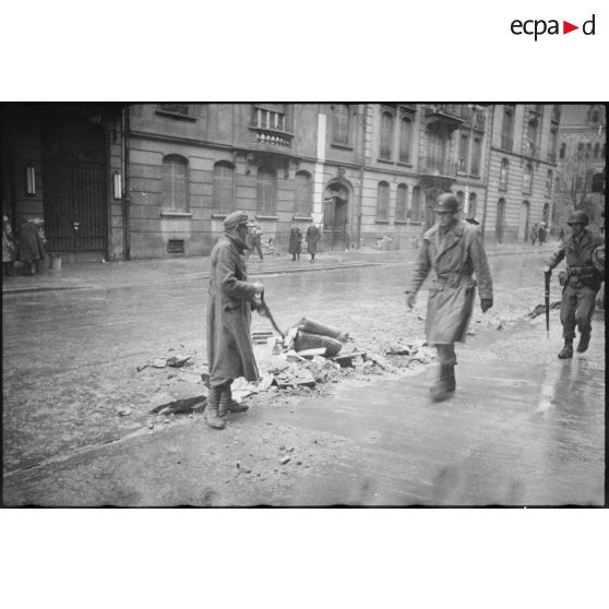 Déblaiement des rues de Metz par des prisonniers allemands après les combats de libération de la ville.