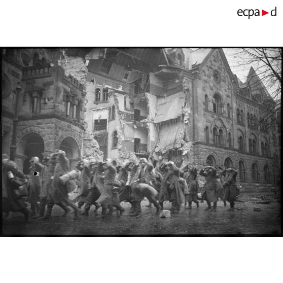 Reddition des soldats allemands de la 462 Volksgrenadier division aux Américains dans une rue de Metz.