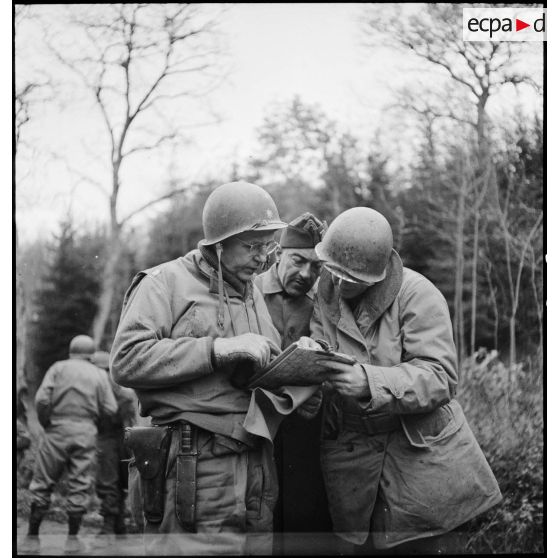 Point de situation avec le général américain Bucke dans le secteur de Delle, reconquis par les unités qui composent le 1er corps d'armée français.