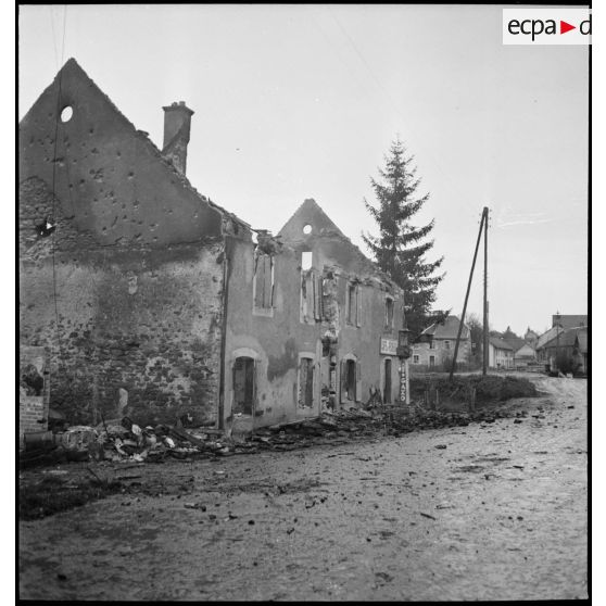 Village touché par les bombardements allemands dans le secteur de Delle.