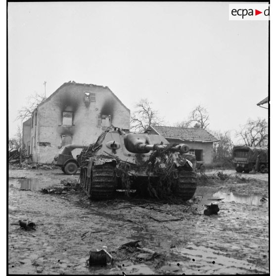 Char allemand Jagdpanther sd.kfz 17B (Panzerjager 8,8) détruit dans la commune de Delle, reconquise le 18 novembre 1944 par le RICM (régiment d'infanterie coloniale du Maroc).