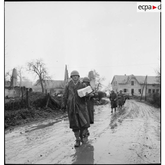 Patrouille dans une rue de Delle, reconquise par le RICM (régiment d'infanterie coloniale du Maroc).