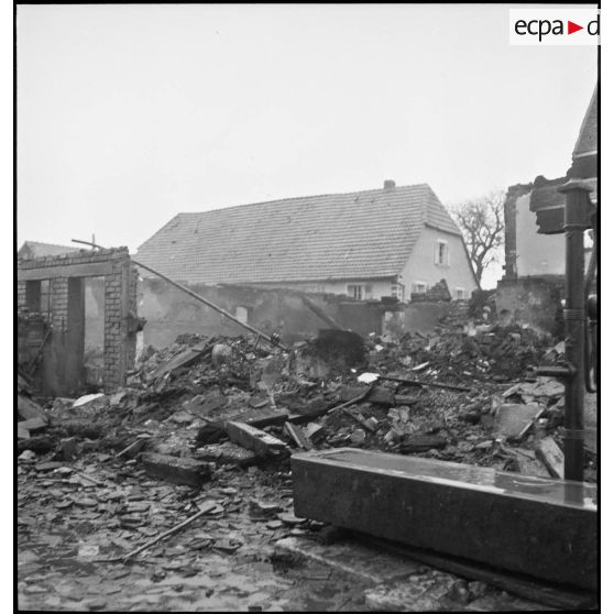 Habitations en ruine dans la commune de Delle, reconquise le 18 novembre 1944 par le RICM (Régiment d'infanterie coloniale du Maroc) à la suite de violents combats.