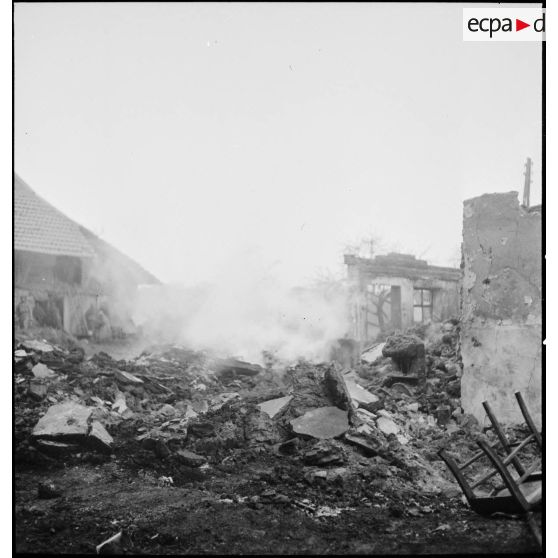 Habitations en ruine dans la commune de Delle, reconquise le 18 novembre 1944 par le RICM (Régiment d'infanterie coloniale du Maroc) à la suite de violents combats.