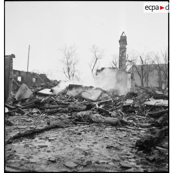 Habitations en ruine dans la commune de Delle, reconquise le 18 novembre 1944 par le RICM (Régiment d'infanterie coloniale du Maroc) à la suite de violents combats.