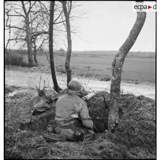 Guet par un soldat du 1er corps d'armée équipé d'une mitrailleuse Browning M1917 A1 dans le secteur de Delle.