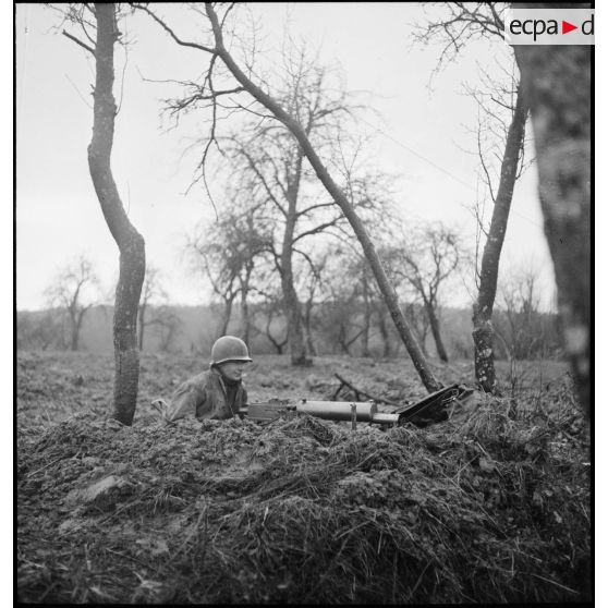 Guet par un soldat du 1er corps d'armée équipé d'une mitrailleuse Browning M1917 A1 dans le secteur de Delle.