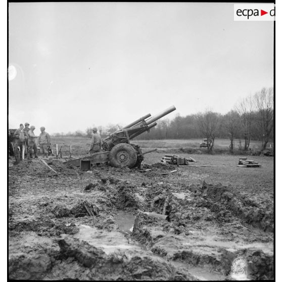 Dans le secteur de Delle, des artilleurs du 1er corps d'armée exécutent des tirs de harcèlement avec un obusier de 155 M1A1.