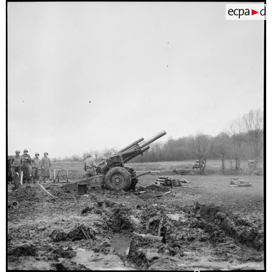 Dans le secteur de Delle, des artilleurs du 1er corps d'armée exécutent des tirs de harcèlement avec un obusier de 155 M1A1.