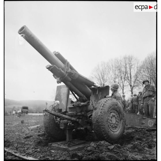 Dans le secteur de Delle, des artilleurs du 1er corps d'armée exécutent des tirs de harcèlement avec un obusier de 155 M1A1.