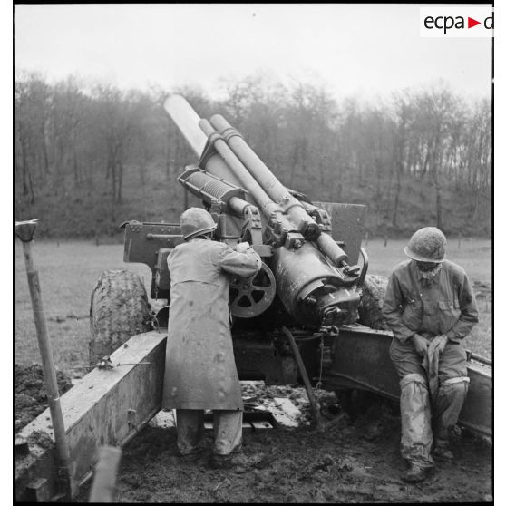 Dans le secteur de Delle, des artilleurs du 1er corps d'armée exécutent des tirs de harcèlement avec un obusier de 155 M1A1.