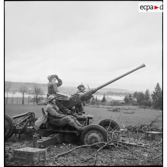 Surveillance antiaérienne par des artilleurs du 1er corps d'armée à l'aide d'un canon Bofors de 40mm dans le secteur de Delle.