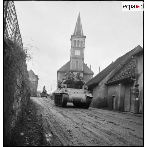 Entrée d'un char Tank Destroyer TD M10 du 1er corps d'armée, dans un village dans les environs de Delle.