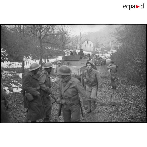 Progression des fusiliers marins du 1er RFM (régiment de fusiliers marins), à pied et motorisés, sur les hauteurs dominantes au nord-est de Champagney (Haute-Saône).