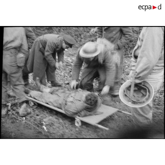 Fusilier marin blessé lors de la progession du 1er RFM (régiment de fusiliers marins) sur les hauteurs dominantes au nord-est de Champagney et évacué sur brancard par ses frères d'armes.