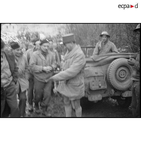 Le général Brosset, commandant la 1re DMI, ex-1re DFL, avec ses hommes au cours de leur progression sur les hauteurs dominantes au nord-est de Champagney.