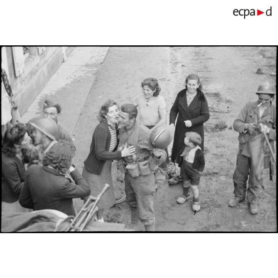 Réfugiés, ayant traversé les lignes au col de Morbieu, dans la forêt domaniale du Géhant (Vosges) fraternisant avec les soldats de la 1re DMI, ex-1re DFL.