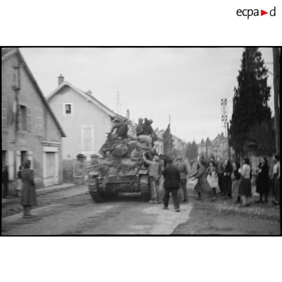 Habitants de Champagney ovationnant les hommes de la 1re DMI, ex-1re DFL, qui ont libéré la commune le 19 novembre 1944.