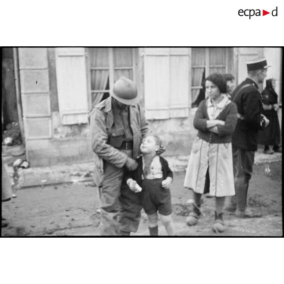 Habitants de Champagney fraternisant avec les hommes de la 1re DMI, ex-1re DFL, qui ont libéré la commune le 19 novembre 1944.