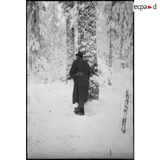 Guet d'un soldat du 1er RFM (régiment de fusiliers marins) lors d'une patrouille de reconnaissance dans la forêt enneigée de Grattery dans les environs de Champagney (Haute-Saône).