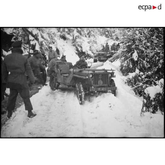 Jeep du 1er RFM (régiment de fusiliers marins) en difficulté dans la forêt enneigée de Grattery, dans les environs de Champagney (Haute-Saône), lors d'une patrouille de reconnaissance.