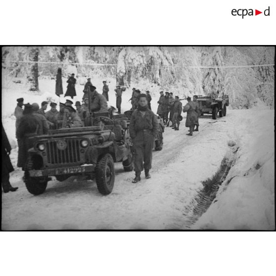 Pause des hommes du 1er RFM (régiment de fusiliers marins) lors d'une patrouille de reconnaissance dans la forêt enneigée de Grattery dans les environs de Champagney (Haute-Saône).