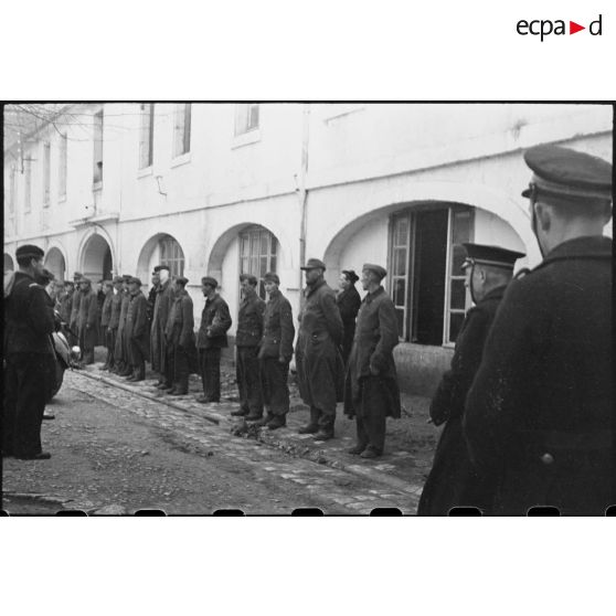 Prisonniers allemands à la caserne Martrou de Rochefort.