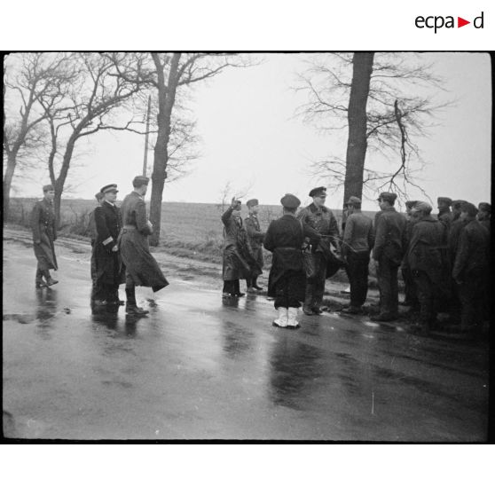 Délégation militaire allemande sur le lieu d'échange de prisonniers.