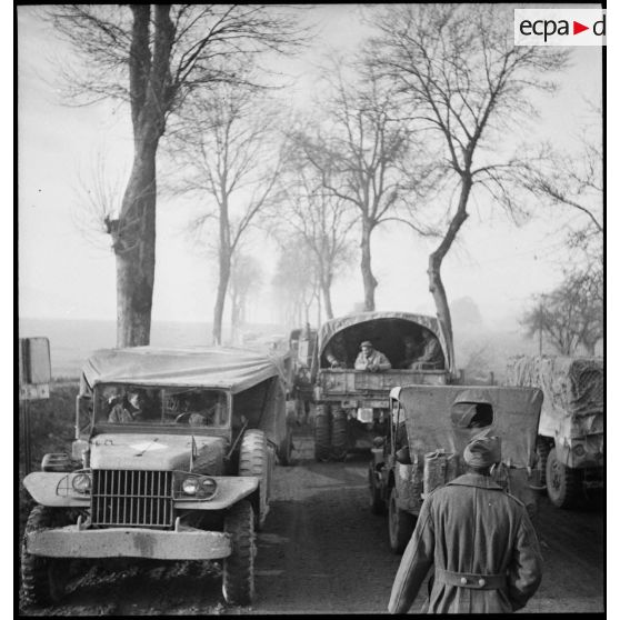 Convoi de la 2e DIM progressant dans le secteur de Montbéliard.