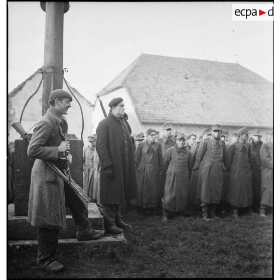 Prisonniers allemands, capturés par la 2e DIM avec l'aide des FFI dans un village repris aux Allemands dans le secteur de Montbéliard.