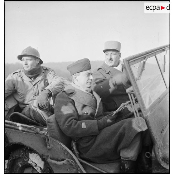 Le général Carpentier, commandant la 2e DIM au volant de sa jeep, se dirigeant vers Montbéliard.