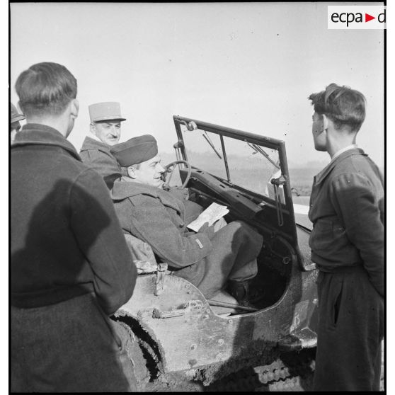 Le général Carpentier, commandant la 2e DIM au volant de sa jeep, se dirigeant vers Montbéliard.