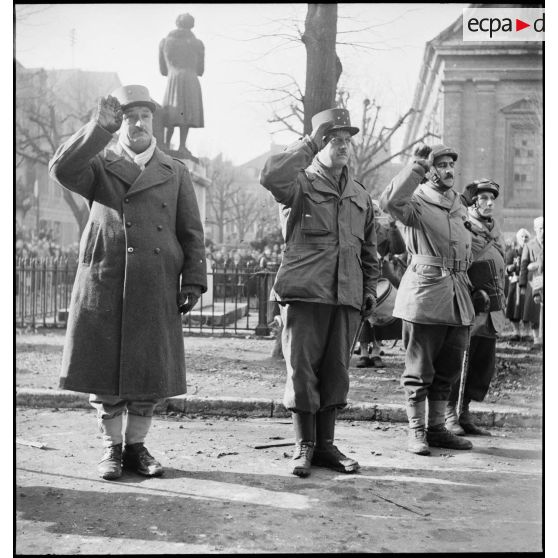 Les généraux Carpentier, Béthouart et de Vernejoul, à Montbéliard lors de la cérémonie célébrant la libération de la ville le 17 novembre 1944.