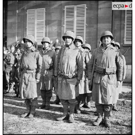 Groupe de commandos d'Afrique à Montbéliard passé en revue lors de la cérémonie célébrant la libération de la ville le 17 novembre 1944.